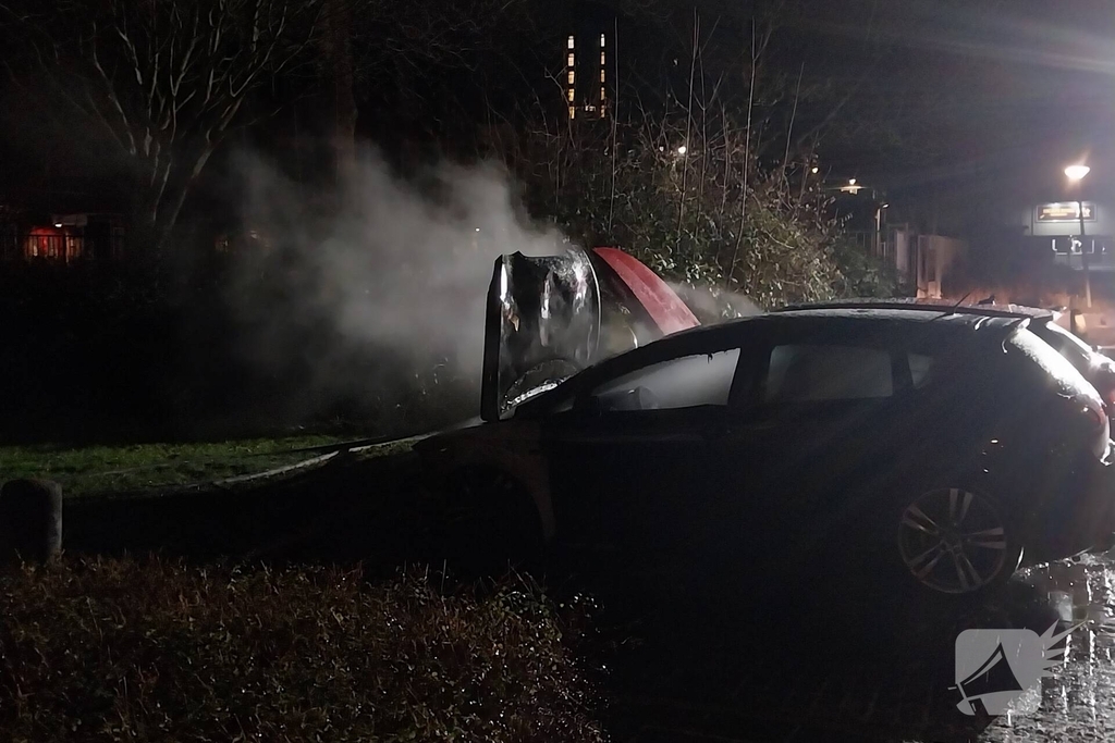 Straat vol rook door autobrand