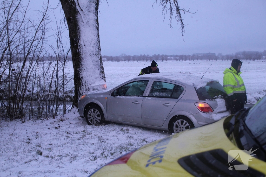 Auto klapt tegen boom door gladheid