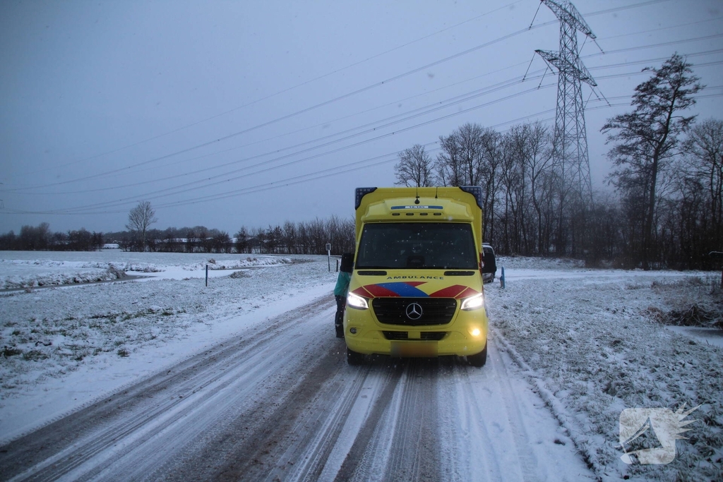 Auto klapt tegen boom door gladheid