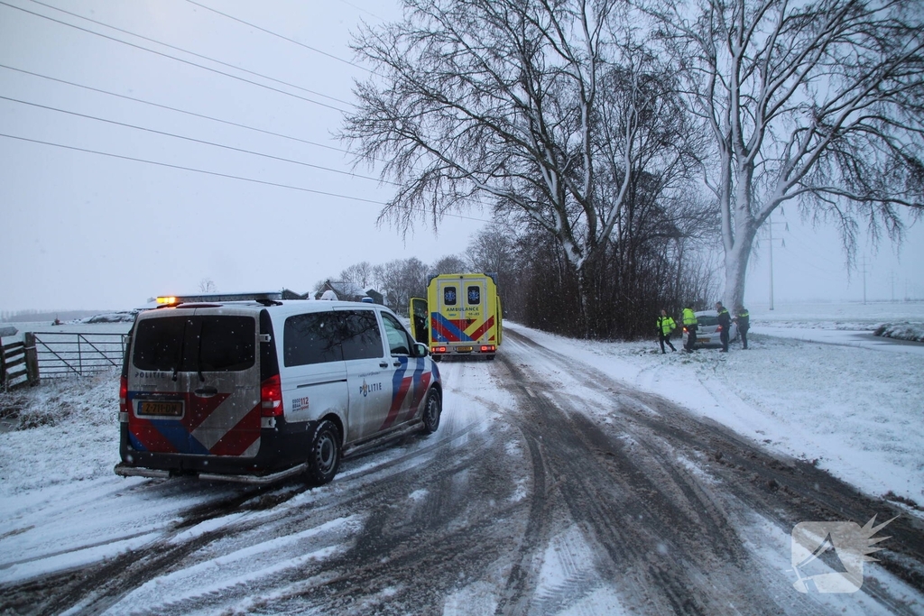 Auto klapt tegen boom door gladheid