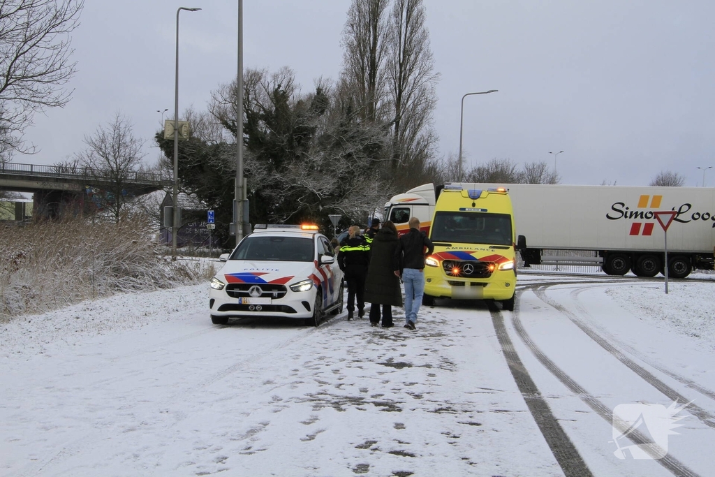 Vrachtwagen botst op auto met kinderen