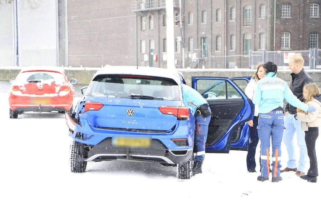 Vrachtwagen botst op auto met kinderen