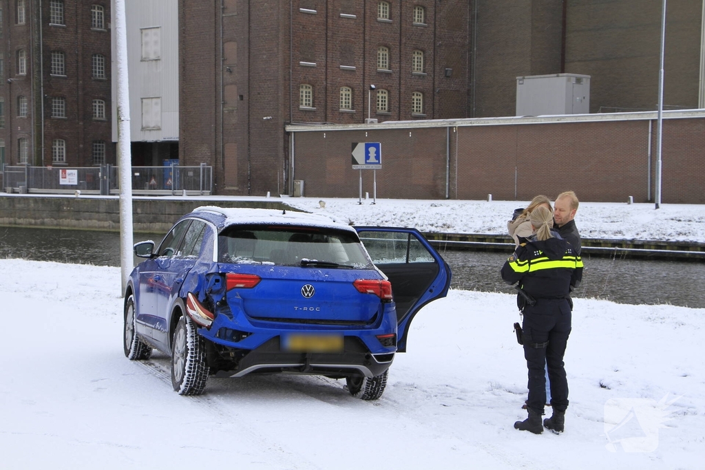 Vrachtwagen botst op auto met kinderen