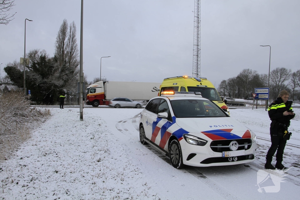 Vrachtwagen botst op auto met kinderen