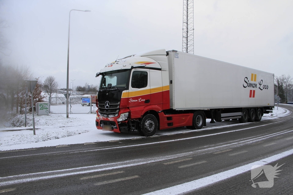 Vrachtwagen botst op auto met kinderen
