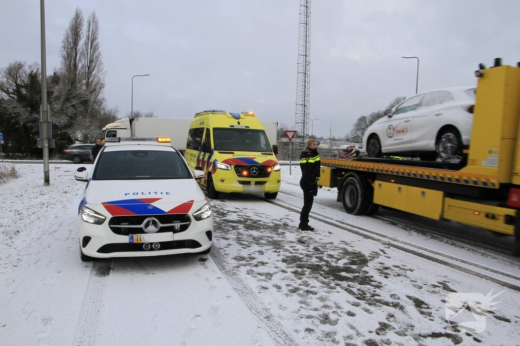 Vrachtwagen botst op auto met kinderen