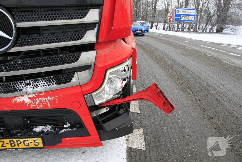 Vrachtwagen botst op auto met kinderen
