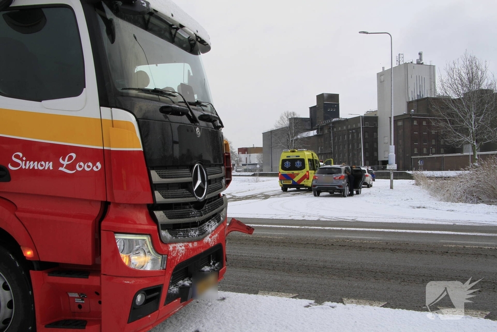 Vrachtwagen botst op auto met kinderen