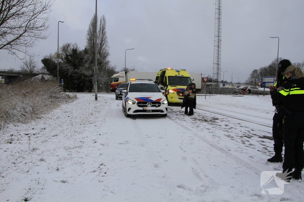 Vrachtwagen botst op auto met kinderen