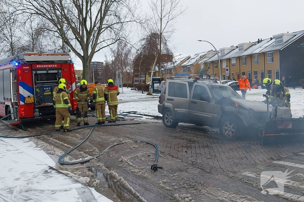 Motorcompartiment van strooiauto brandt volledig uit