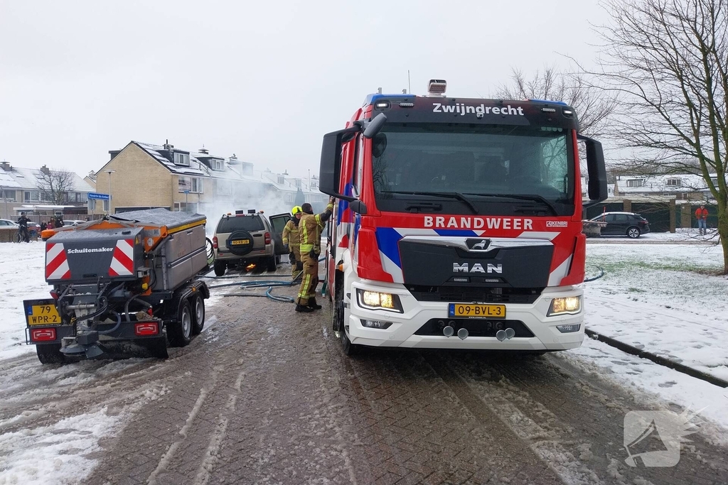 Motorcompartiment van strooiauto brandt volledig uit