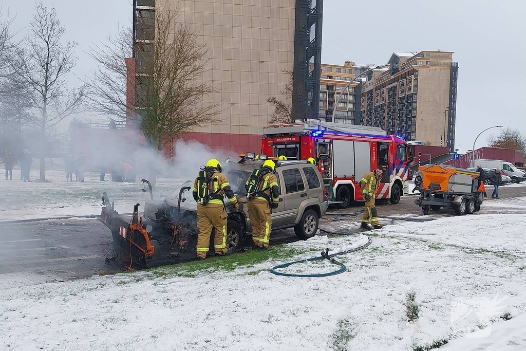 Motorcompartiment van strooiauto brandt volledig uit