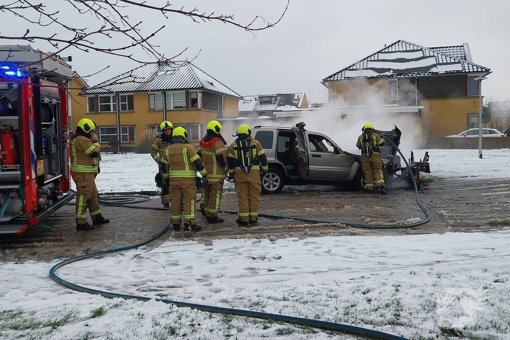 Motorcompartiment van strooiauto brandt volledig uit