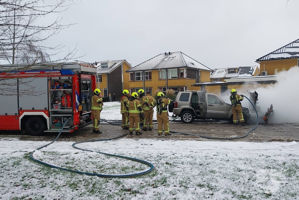 Motorcompartiment van strooiauto brandt volledig uit
