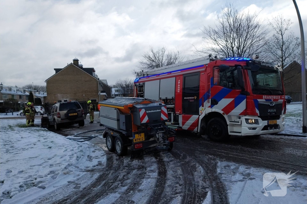 Motorcompartiment van strooiauto brandt volledig uit