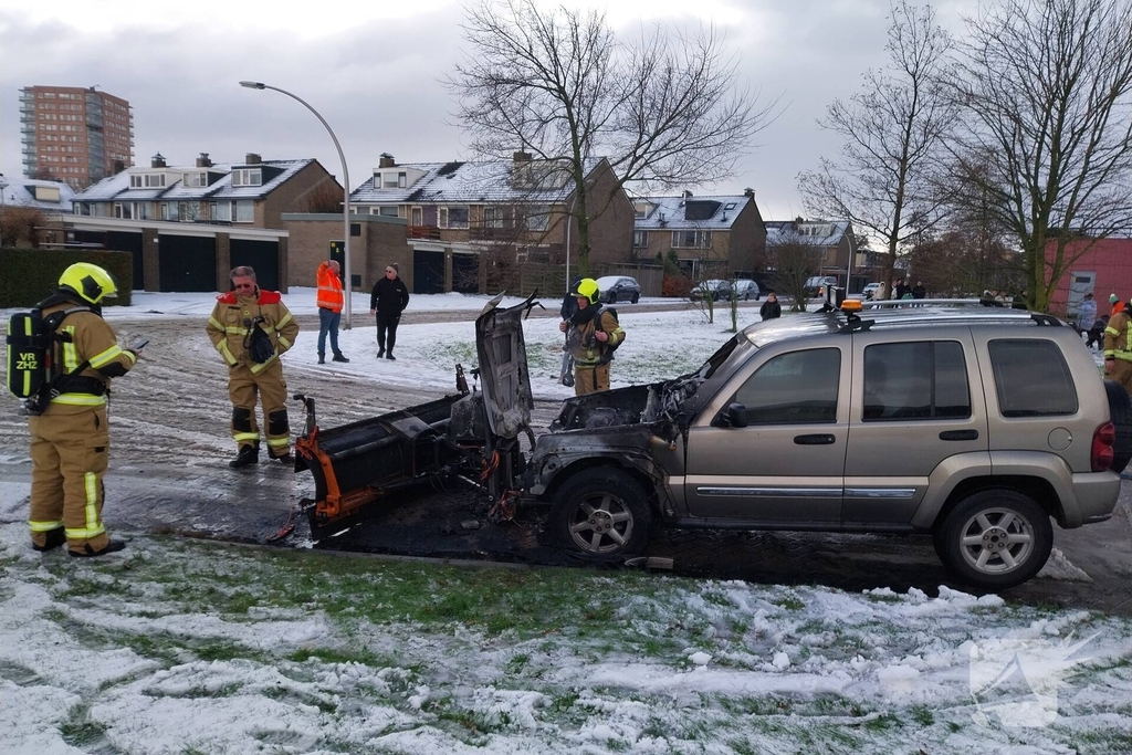Motorcompartiment van strooiauto brandt volledig uit