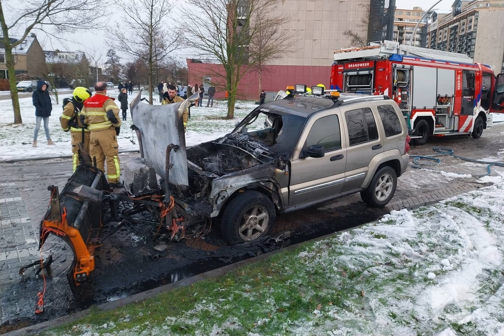 Motorcompartiment van strooiauto brandt volledig uit
