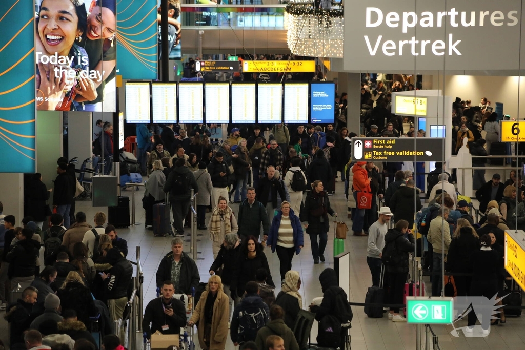 Drukte op Schiphol door vertragende vluchten door winterseweer