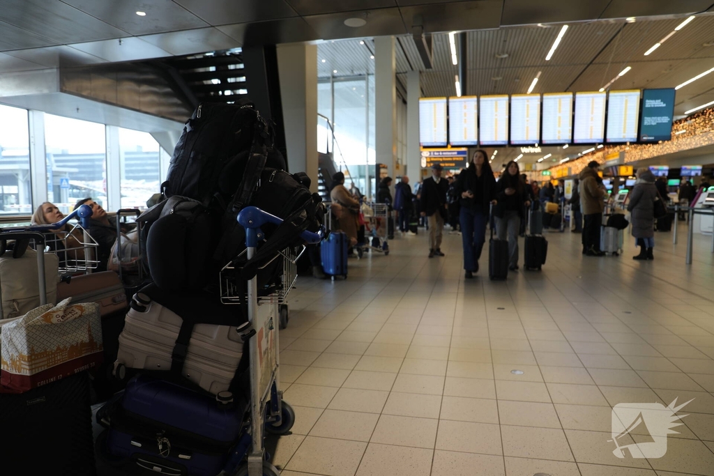 Drukte op Schiphol door vertragende vluchten door winterseweer