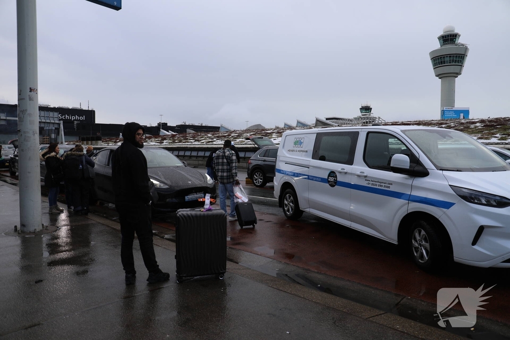 Drukte op Schiphol door vertragende vluchten door winterseweer