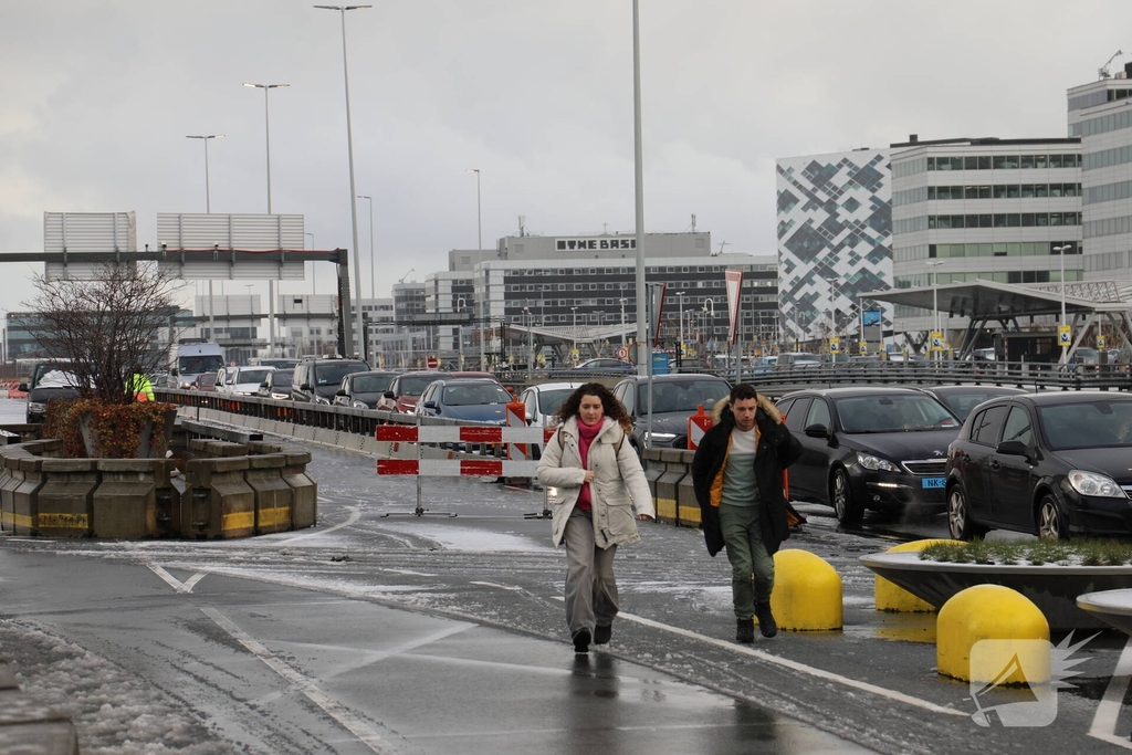 Drukte op Schiphol door vertragende vluchten door winterseweer