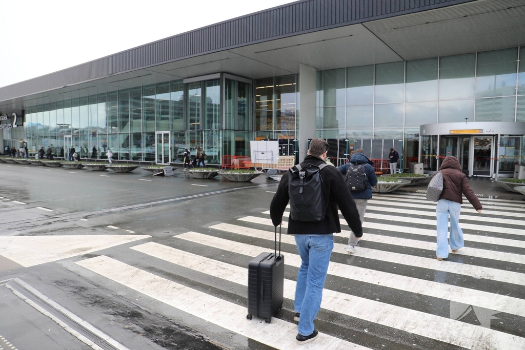 Drukte op Schiphol door vertragende vluchten door winterseweer