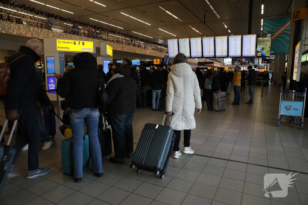 Drukte op Schiphol door vertragende vluchten door winterseweer