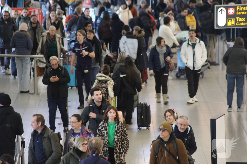 Drukte op Schiphol door vertragende vluchten door winterseweer
