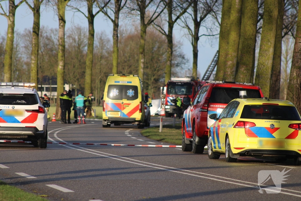 Bestuurder overleden na crash tegen boom, auto volledig uitgebrand