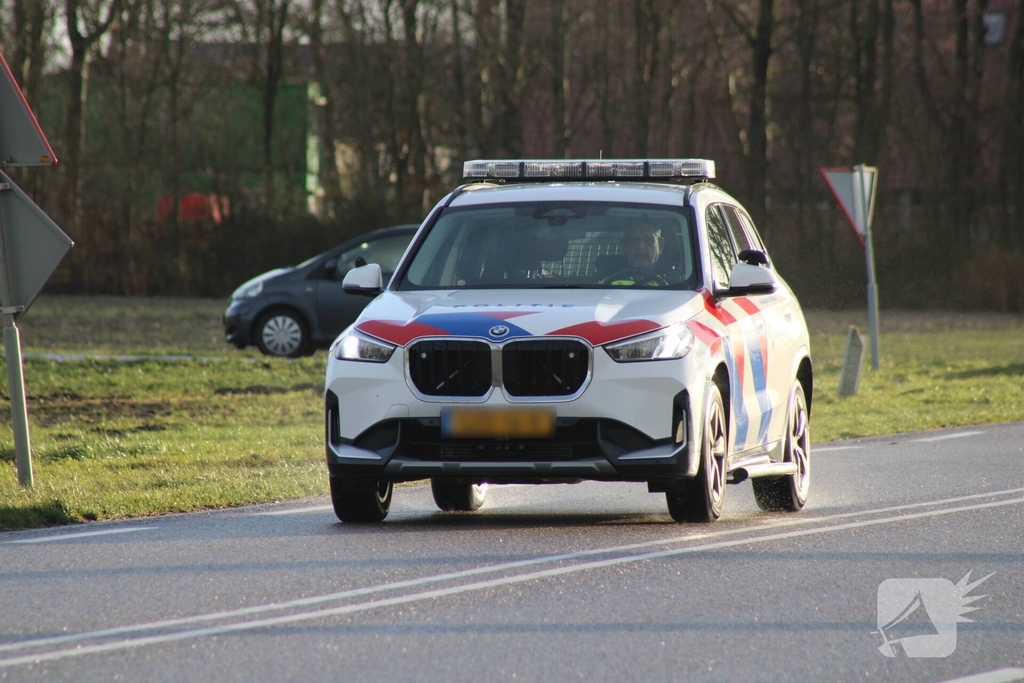 Bestuurder overleden na crash tegen boom, auto volledig uitgebrand