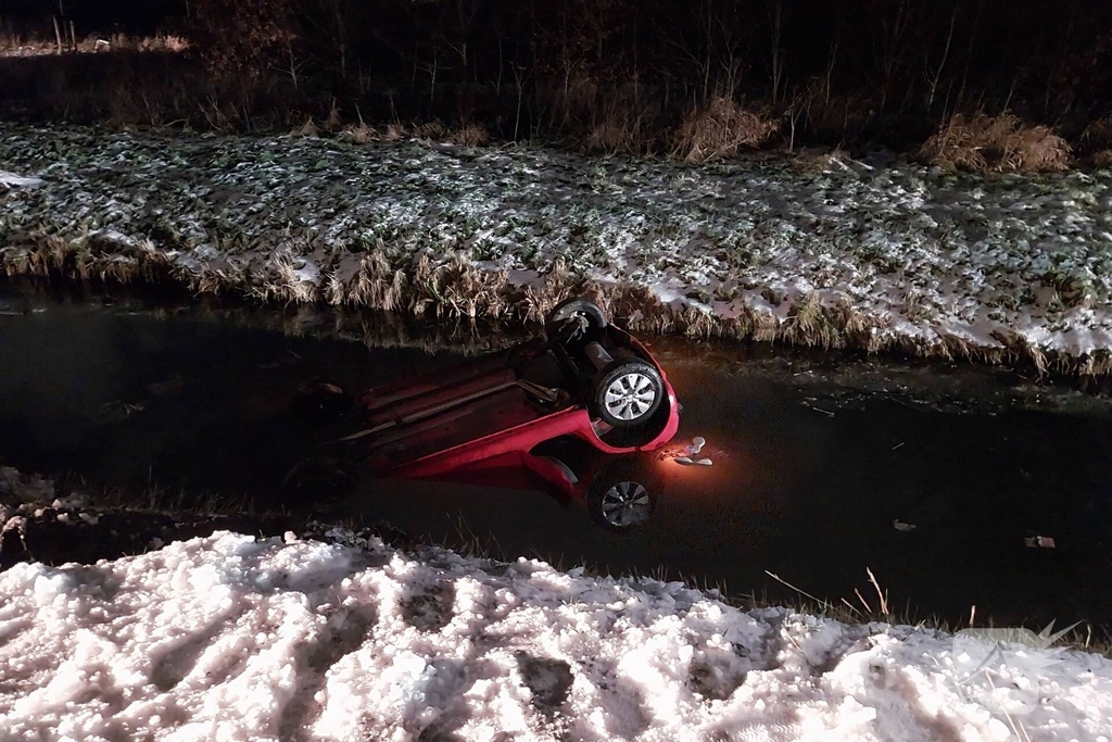 Auto komt op de kop in water terecht
