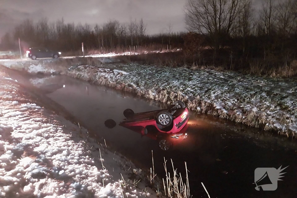Auto komt op de kop in water terecht