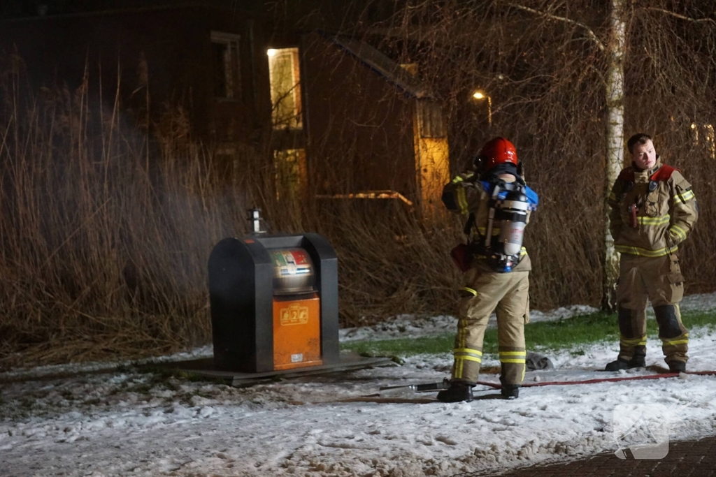 Rookontwikkeling bij brand in afvalcontainer