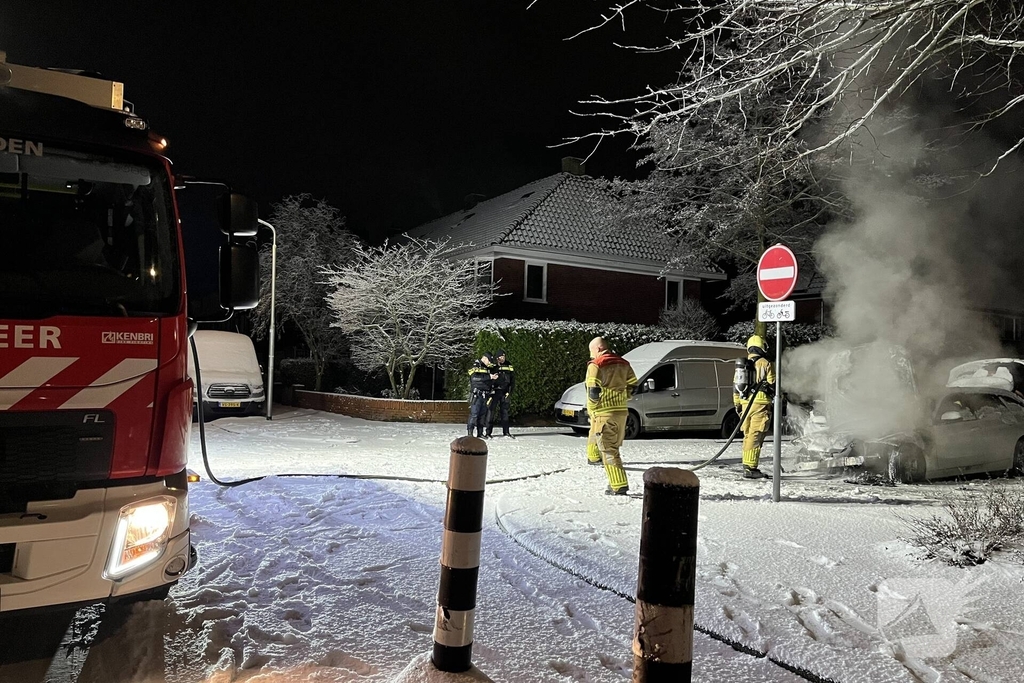 Geparkeerde auto gaat in vlammen op