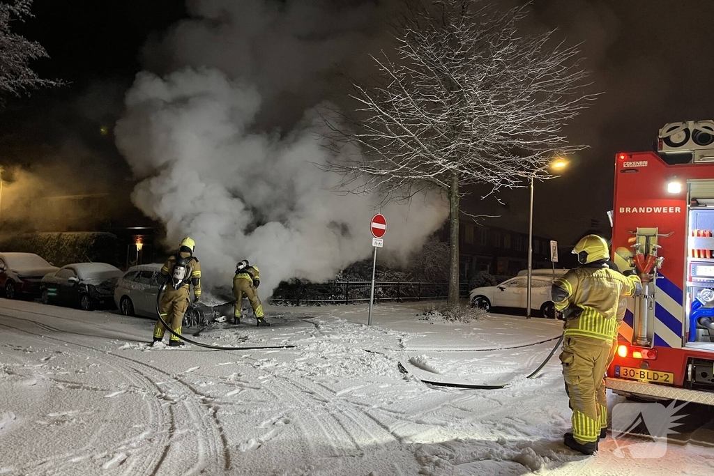 Geparkeerde auto gaat in vlammen op