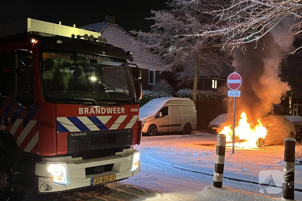 Geparkeerde auto gaat in vlammen op