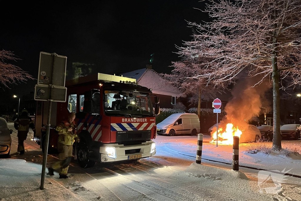 Geparkeerde auto gaat in vlammen op