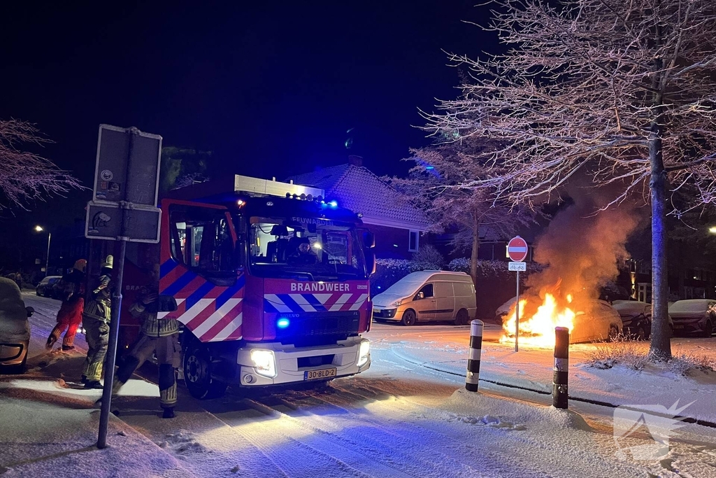 Geparkeerde auto gaat in vlammen op