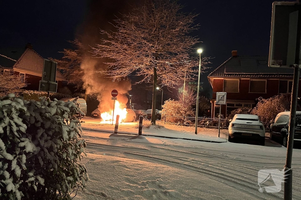 Geparkeerde auto gaat in vlammen op