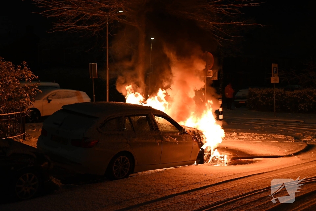 Geparkeerde auto gaat in vlammen op