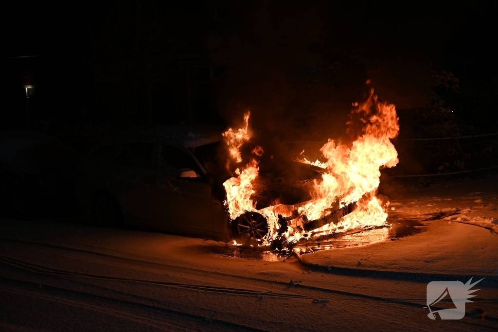Geparkeerde auto gaat in vlammen op