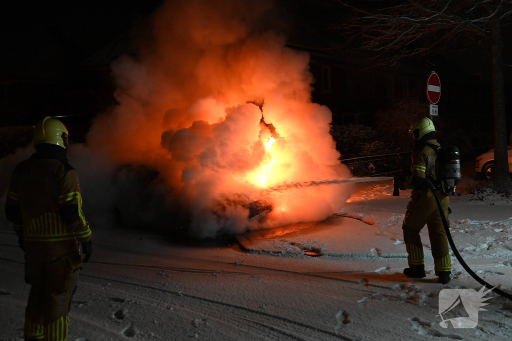 Geparkeerde auto gaat in vlammen op