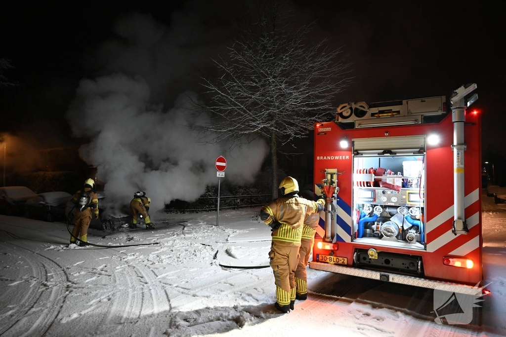 Geparkeerde auto gaat in vlammen op