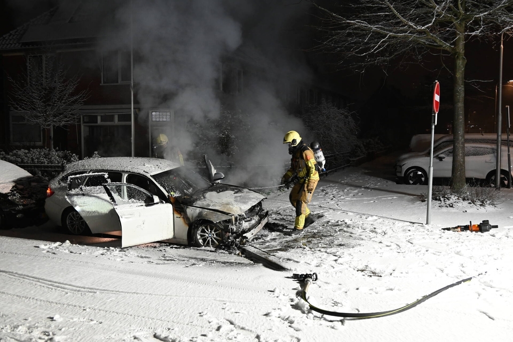 Geparkeerde auto gaat in vlammen op