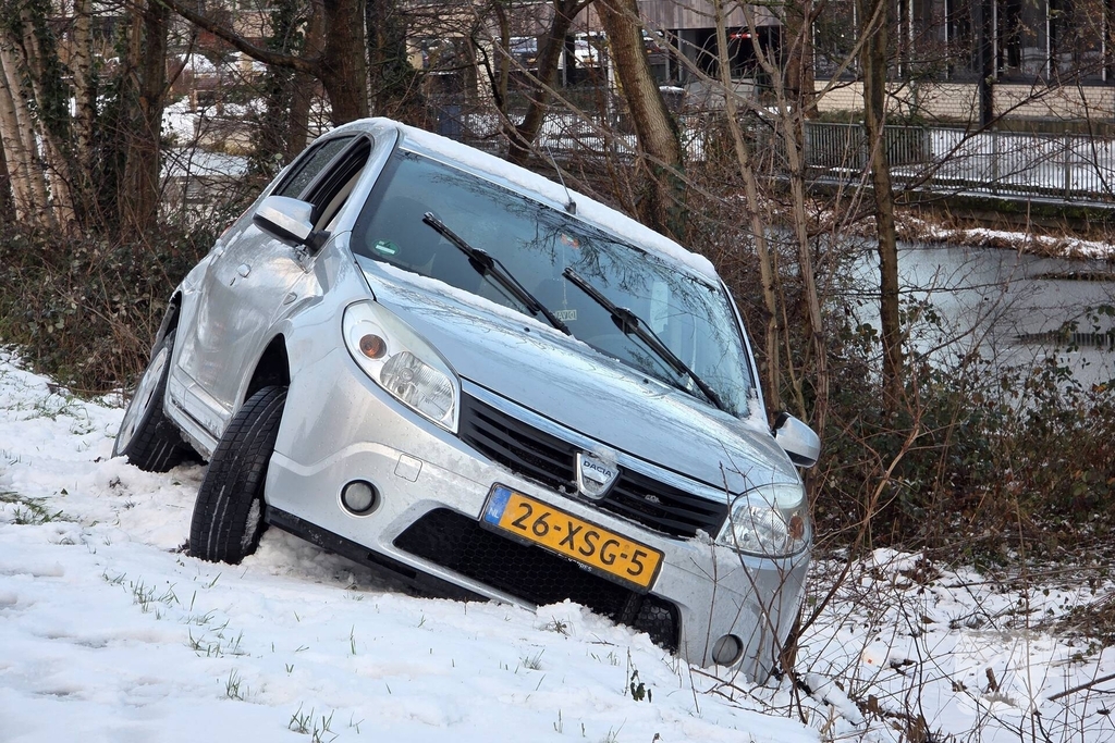 Brandweer en politie ingeschakeld bij voertuig te water