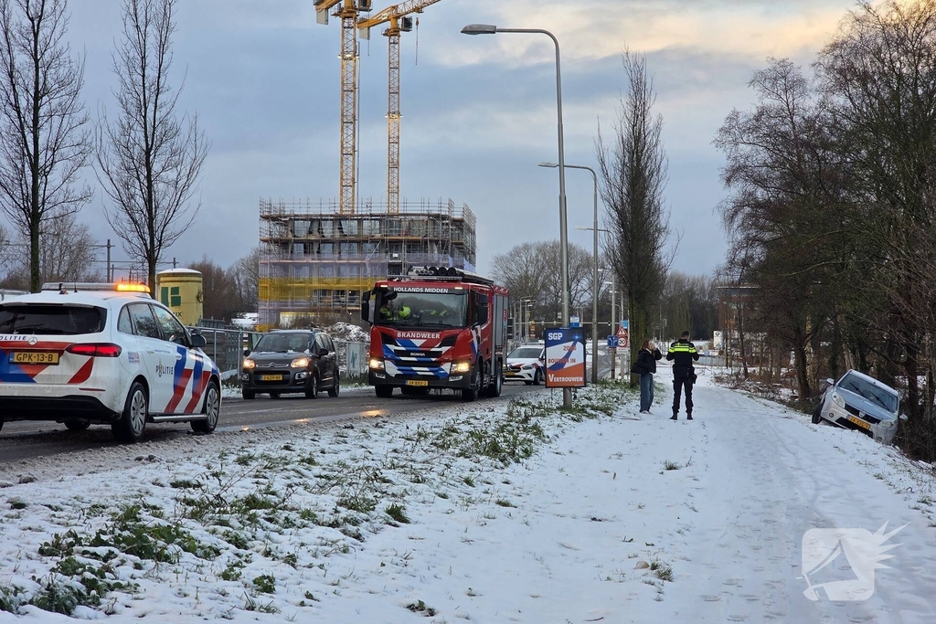 Brandweer en politie ingeschakeld bij voertuig te water