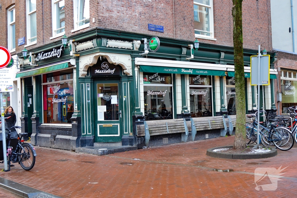 Politie onderzoekt explosie en brandstichting