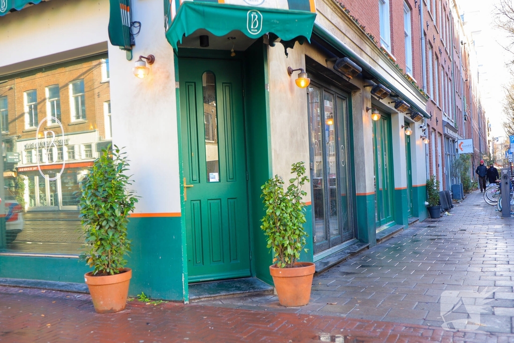 Politie onderzoekt explosie en brandstichting