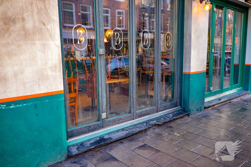 Politie onderzoekt explosie en brandstichting