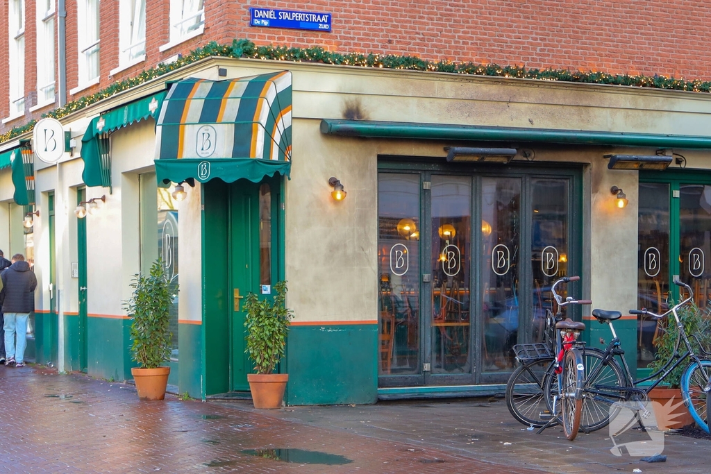 Politie onderzoekt explosie en brandstichting